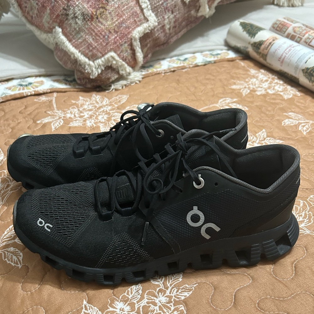 On cloud tennis shoes